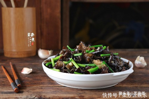 黑木耳|炒个木耳,噼噼啪啪响,锅要炸了一样,只需一个小窍门,就能解决