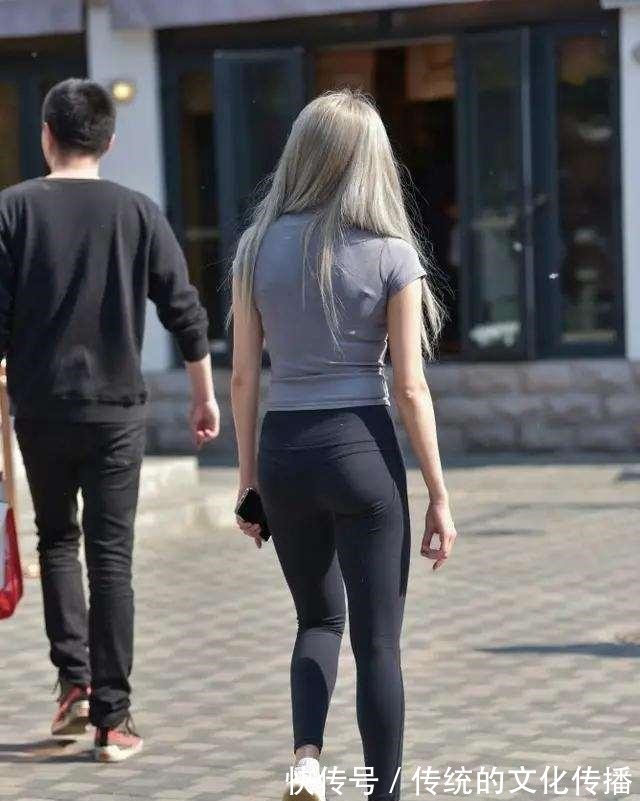 单品 黑色长款风衣搭配灰色手提包，不能仅仅的依赖单品，配饰也重要！