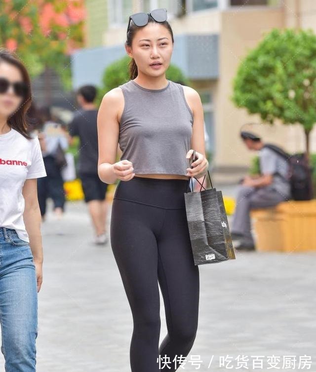 皱纹 折叠短背心配黑色瑜伽裤，日常休闲舒适。折叠短背心配黑色瑜伽裤，日常休闲舒适！