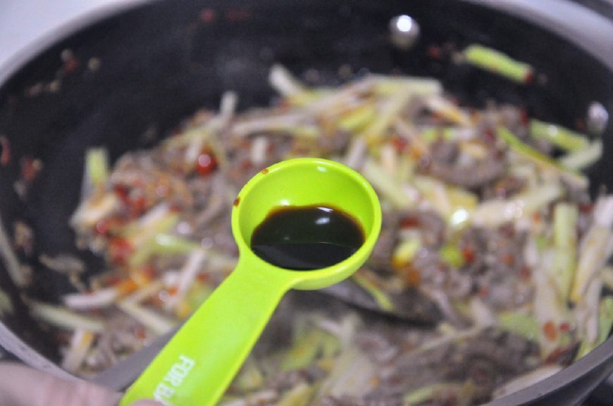 这菜贵是贵点,却是宴客的硬菜,鲜辣爽口,很多人爱吃却不会做