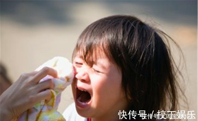 放水|4岁女儿把手机放水里“洗”,妈妈失控之后,孩子再也没醒过来