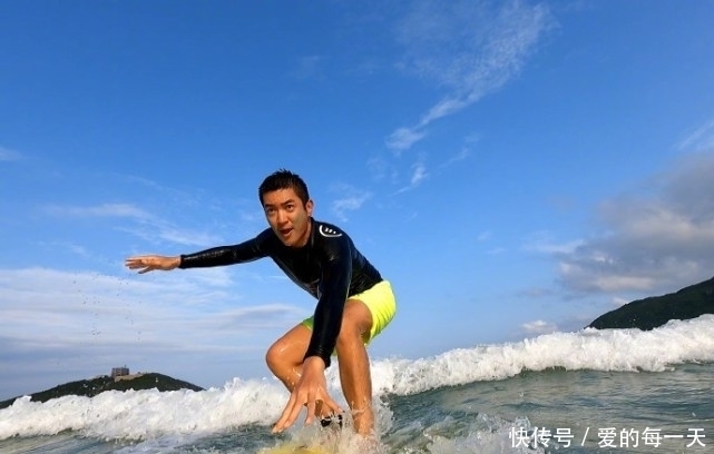网友偶遇霍思燕杜江冲浪,嗯哼赤脚玩,粉丝被问小女孩说“三不”