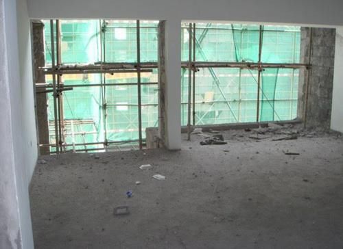 彩礼|婚房不加俺名还让俺拿装修钱？女子找人砸碎婚房门窗：谁都别想好