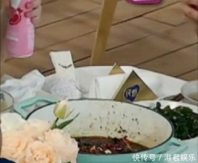 赵丽颖吃饭用筷子搅和翻菜，显微镜网友她在影视剧中也爱扒拉菜