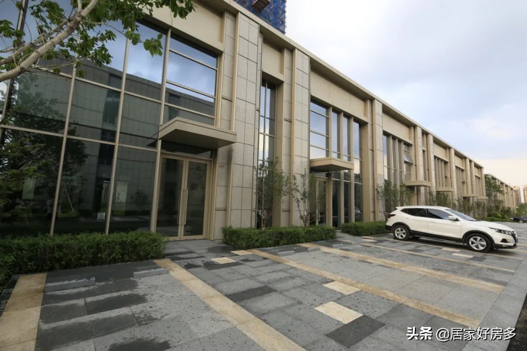 伟峰|房子有价，精神无价。看，那个闪着光的伟峰