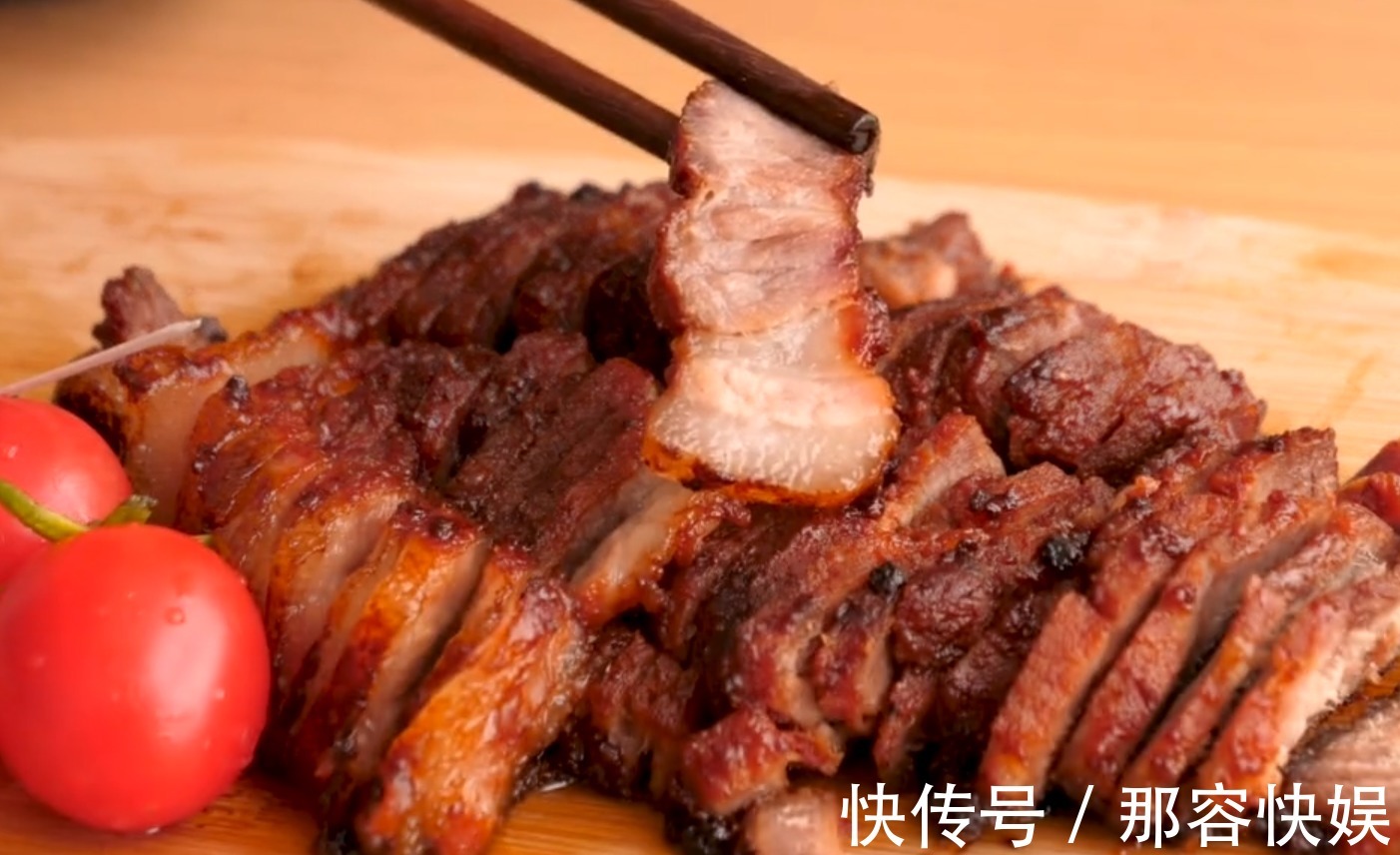 想吃叉烧肉不用买，一个电饭煲就搞定，方法简单，看着就流口水！