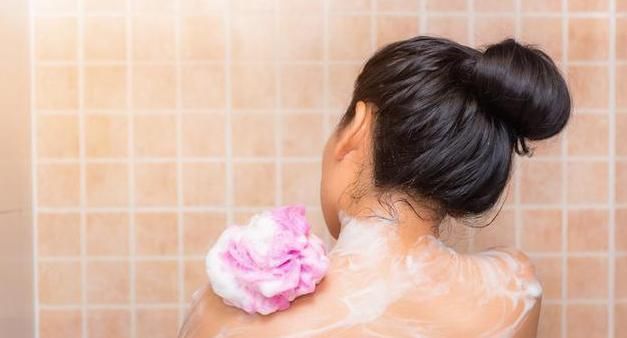 女性|女性洗澡的时候,“站着尿尿”是好是坏医生一本正经地告诉你