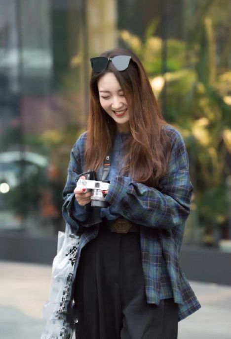 绣花|街拍:牛仔外套+绣花连衣裙,外国美女随意打扮也可以这么美!