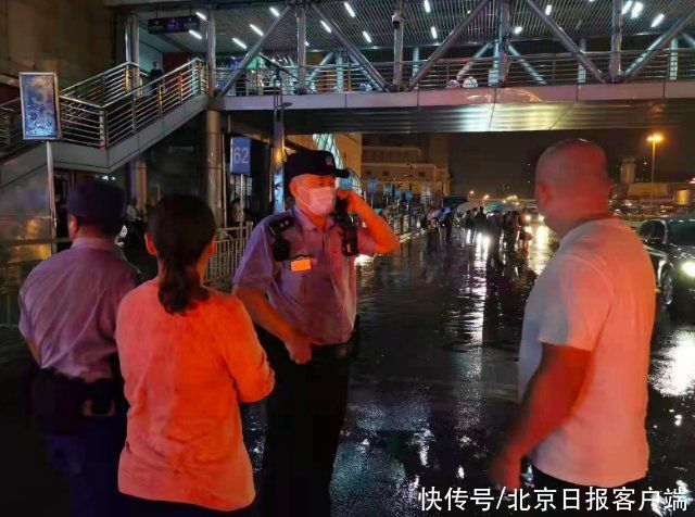 女乘客|暴雨中坚守，北京公交民警冒雨救助多名群众