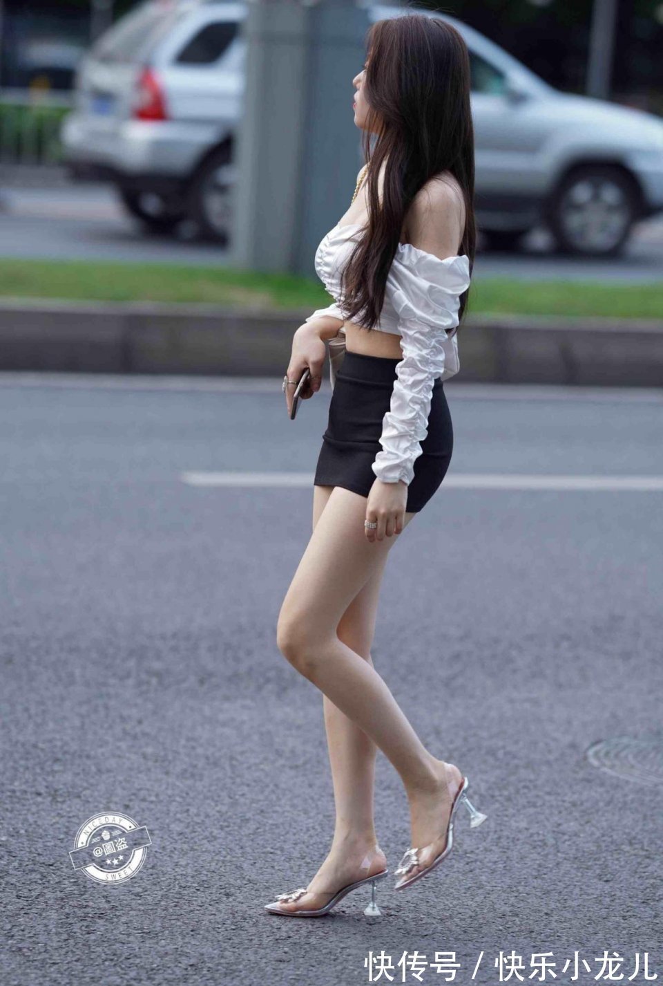 搭配 连衣裙可谓衣橱中的经典,搭配风格要追求别具一格,走路带风