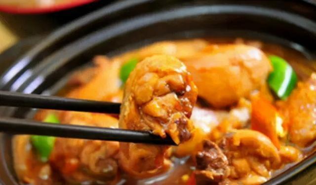 做土豆炖鸡块总感觉不入味,老师傅教实用技巧,家常菜也有大智慧