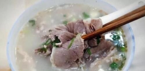 炖羊肉，不用放太多香料，这三种就够了，肉软烂不臭，汤浓美