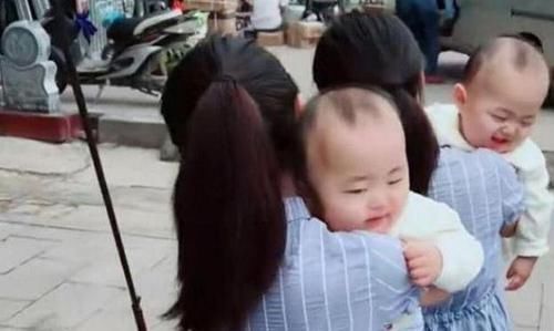 双胞胎|双胞胎姐姐抱着双胞胎弟弟火了，网友羡慕：爸妈拥有两倍快乐