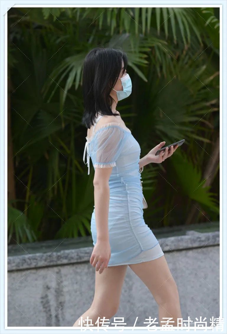 知性|街拍薄纱一字肩短裙搭配高跟鞋,穿出知性迷人的气质