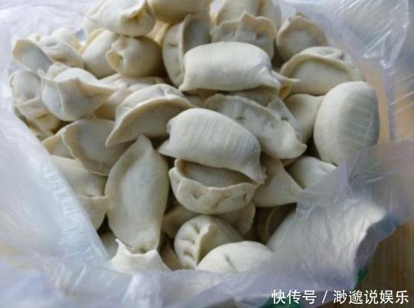 包好饺子,直接冻冰箱就错了!教你2个方法,放半年不开裂不粘连