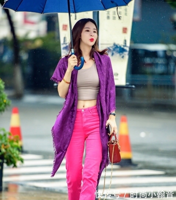 服饰 贵妇真节约钱,年轻时穿的裤子也翻出来穿