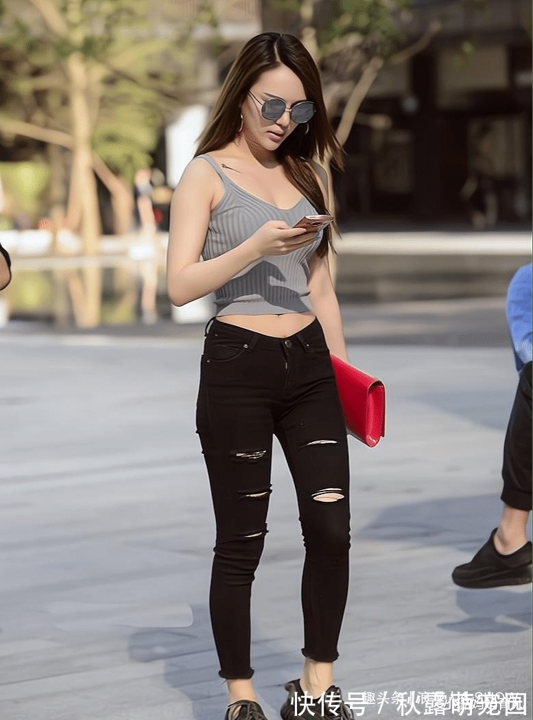 破洞牛仔裤 牛仔裤过时了?当然没有,只是你没有选对搭配而已,这样穿才时髦