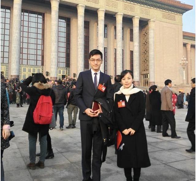 天差地别的王小丫和草帽姐一个低调无冕之王,一个浮夸遭人唾弃