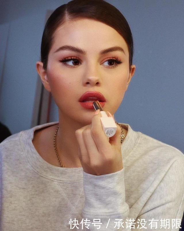 赛琳娜为拍摄活动自己化妆,称喜欢简易的妆容,易于展现真实自我