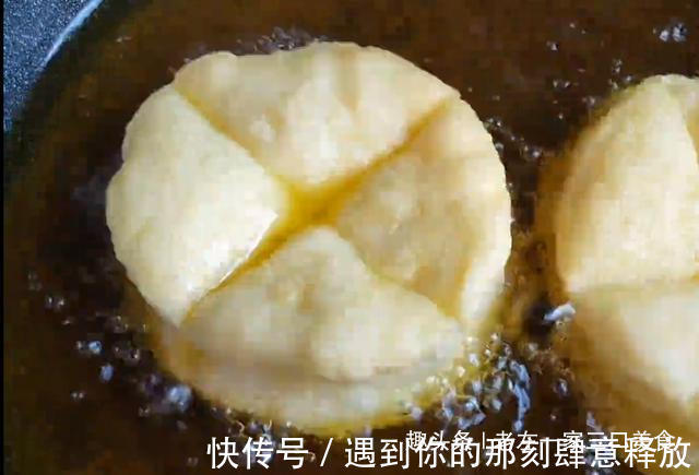 面粉里加一个鸡蛋,饭碗一扣,个个蓬松鼓大泡,比油条简单更好吃