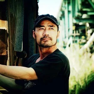 旭日阳刚|草根歌手旭日阳刚：一个再度翻红年入百万，一个回归田园种菜种田