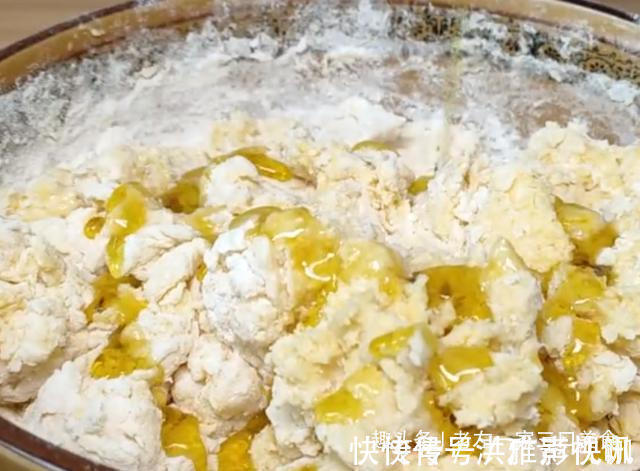 面粉别蒸馒头了，教你面包最好吃做法，松软拉丝，出锅瞬间被抢光