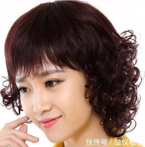 发型 五六十岁的女人,剪短发要怎么烫?选择这两种烫发方式,不显老