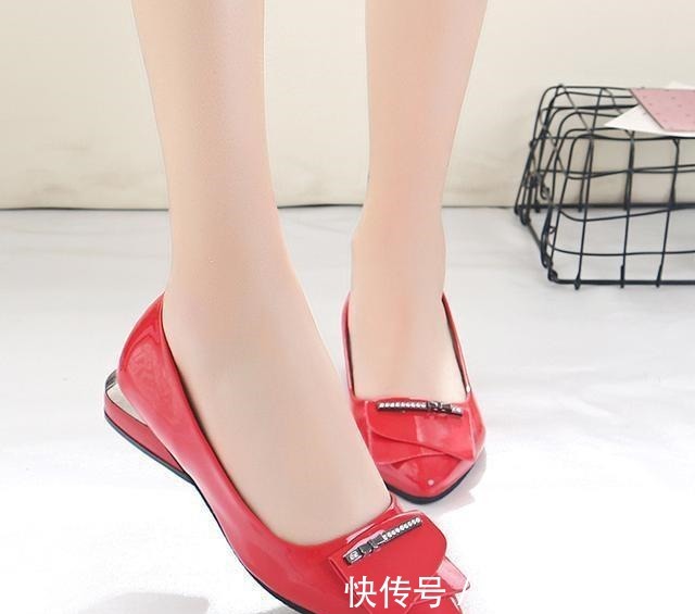 小白鞋 今季最流行的高跟鞋,比穿小白鞋更时髦!