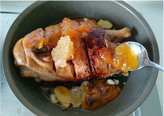 夏天少吃猪肉多吃，买来不切块，整个煎一煎，加料卤一卤，真香