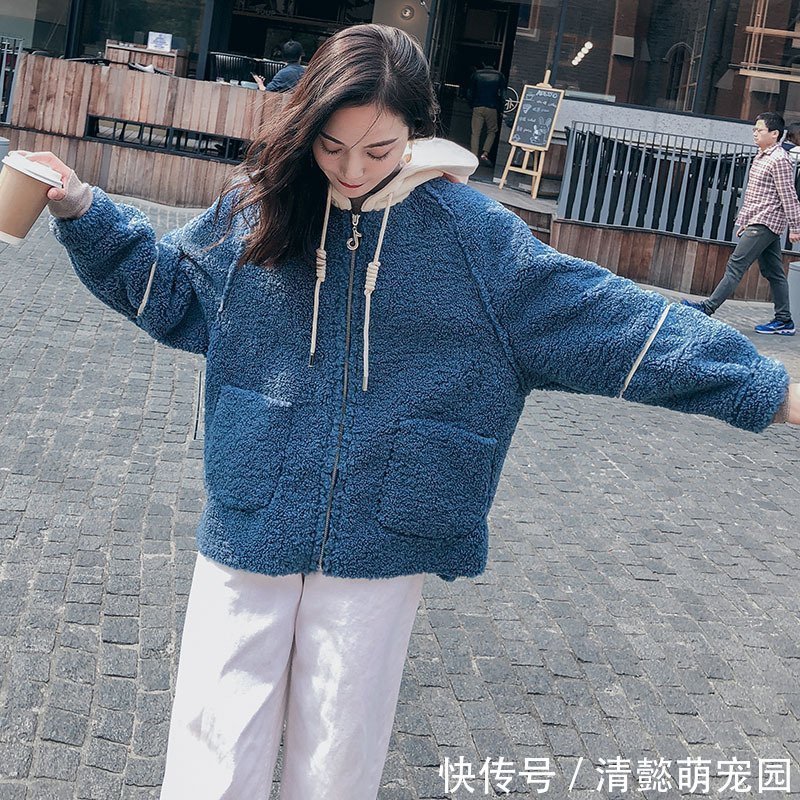 女人味 今年流行这么穿:羊羔毛外套阔腿裤,配短靴,别说,简直美上天