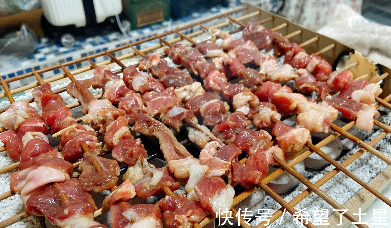 鲜嫩|夜市的羊肉串为啥好吃原来腌肉是关键，做对了肉质鲜嫩，真香！