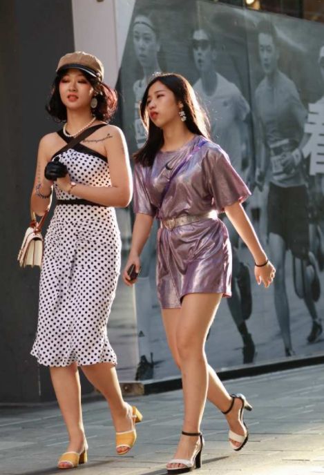 紫色|街拍:小姐姐穿紫色连衣裙十分时髦