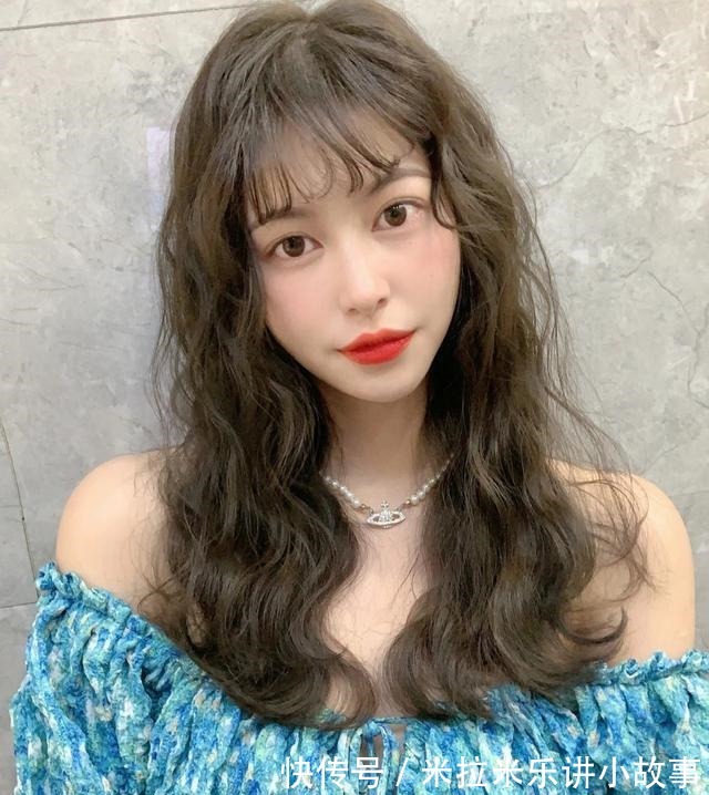 发型 今年秋冬发型别乱剪,18款洋气烫发送给你,无论胖瘦都适合!