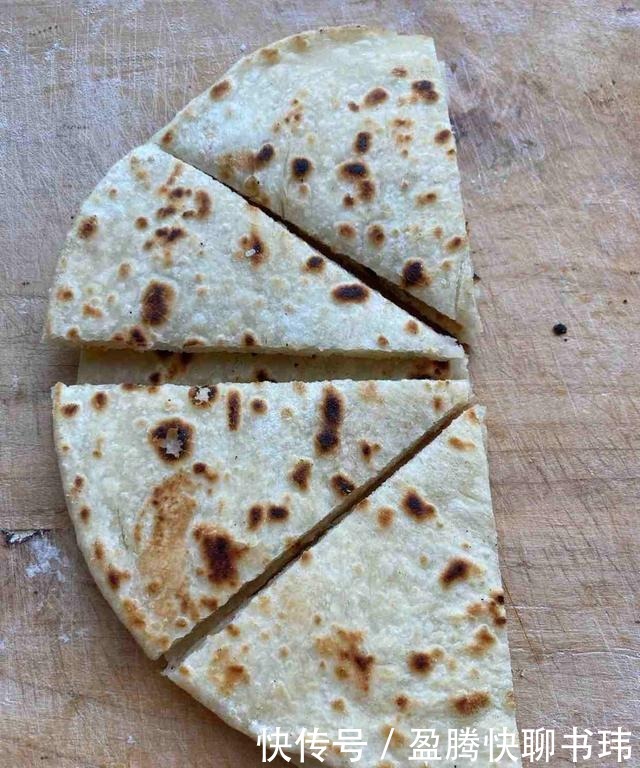 烙饼时,有的人烫面,有的人抹油,其实都错啦,大厨教你正确方法