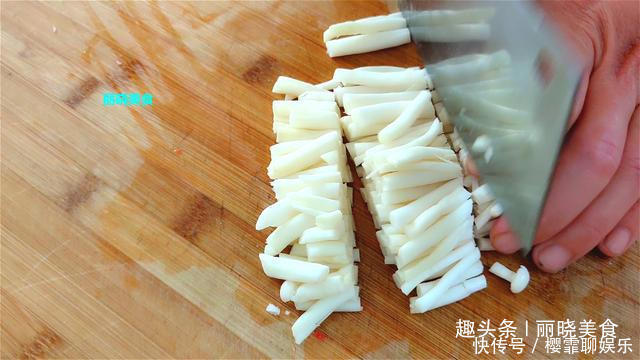 白玉菇|黄瓜别凉拌了,加一块鸡脯肉,简单一炖,汤鲜肉嫩,全家都抢着吃