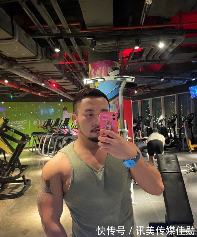 翘臀|名媛胡子飞机头，健身练就一身肌肉，蹲腿塑造出的翘臀肉眼可见！