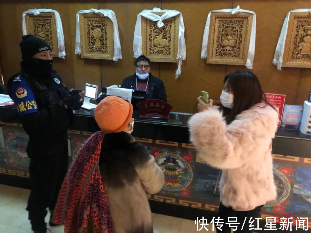 游客|上海游客开房车带8旬外婆旅游被困甘孜雪地 警方及时救助