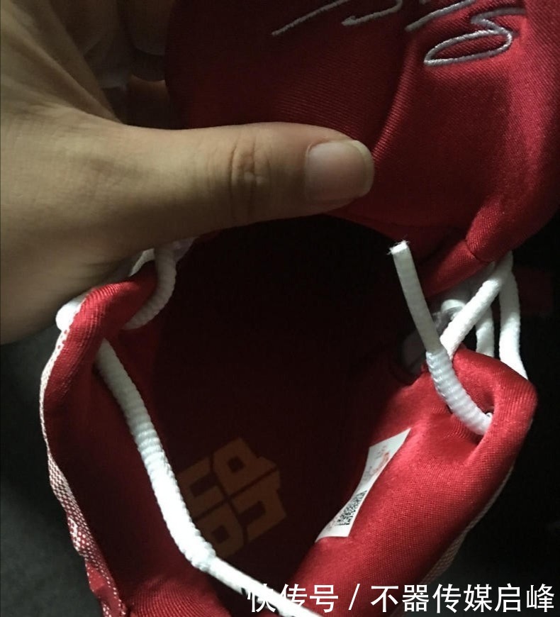 你敢相信!球星签名鞋第一代就有大底碳板!