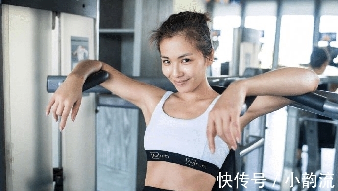 直播间|41岁刘涛直播间表演倒立,一步到位动作敏捷,可惜衣服没穿对!