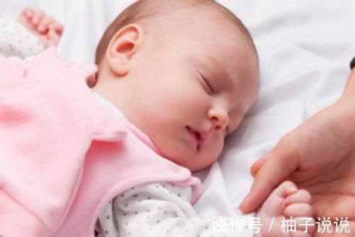 宝妈|宝宝睡觉时,这几个动作是在向妈妈“求救”,别忽视了!