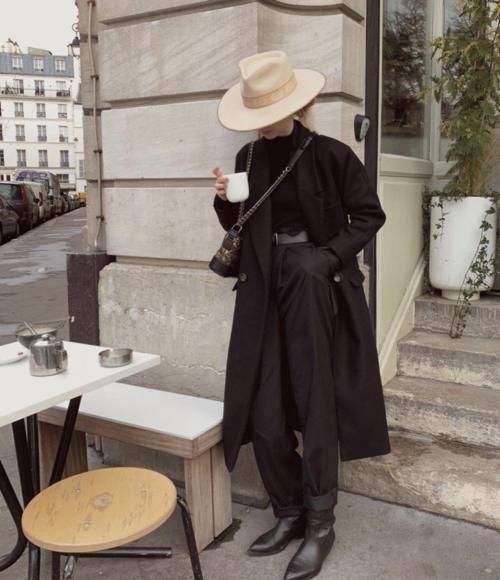 简单的色系更能营造高级感，不妨试试这几种极简配色，显贵有气质