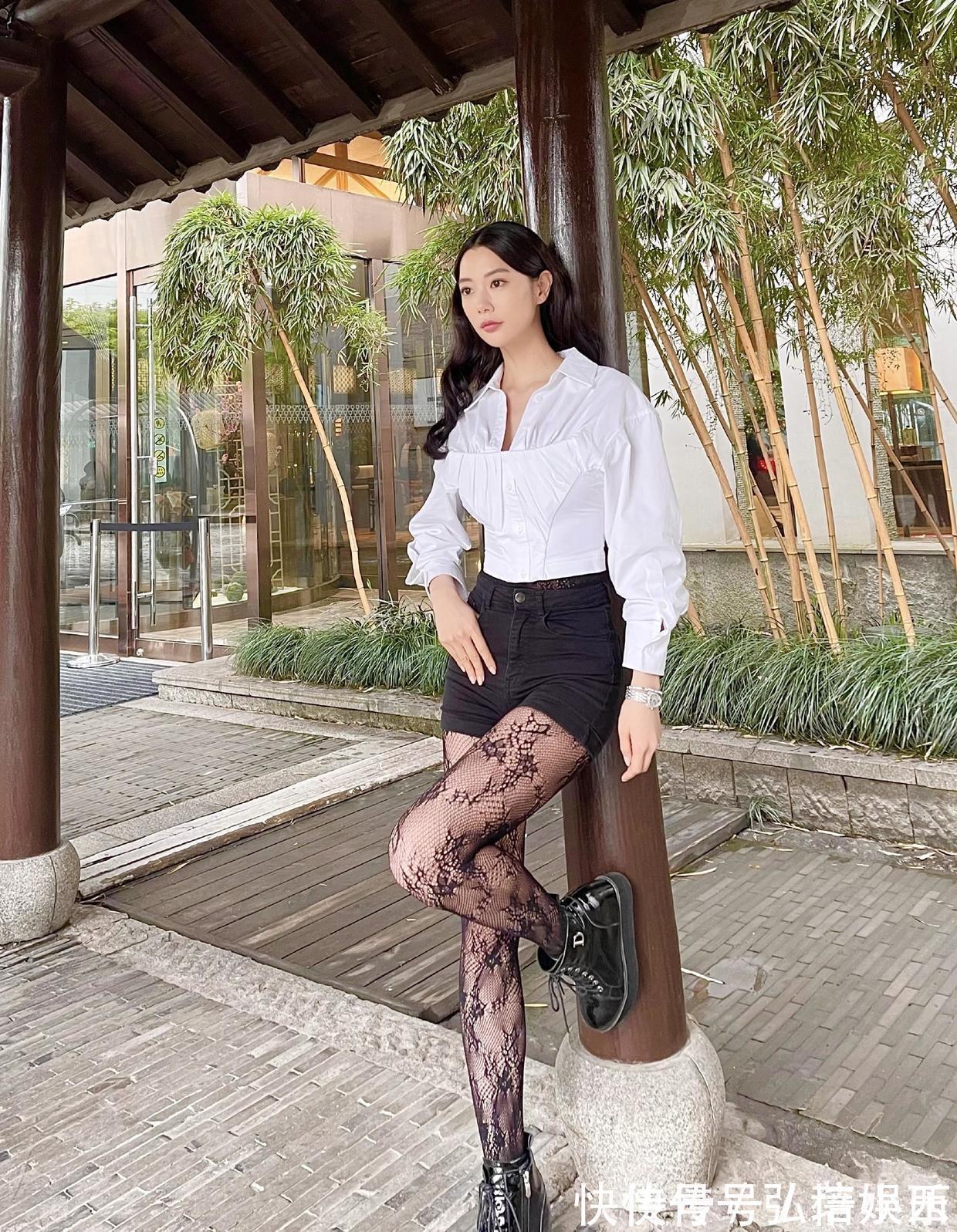 亚洲 克拉拉真是“亚洲第一美女”,连土味白色紧身裙,都穿出了高级感