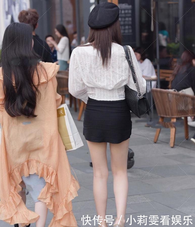 白色花纹上衣搭配裙子,优雅又温柔,独特时髦