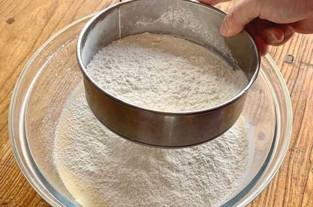 电饭锅蛋糕怎么不湿不粘还蓬松，配方和雷点依次总结，想失败都难