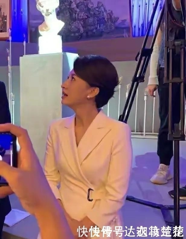 撒贝宁|全国107位主持人聚首董卿翘二郎腿坐C位朱迅靠边坐，梁田牛