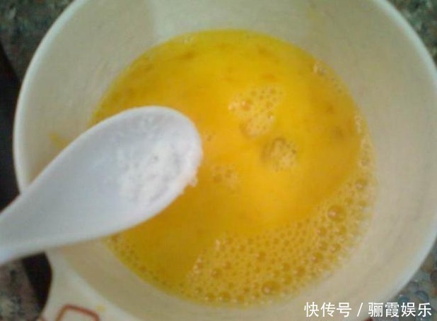 凉水|蒸鸡蛋,用凉水还是开水其实都错了,教你1招,鸡蛋嫩滑无蜂窝