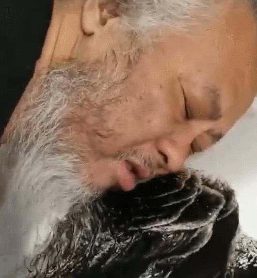 作画|他用“脸蛋”画画,6个月收获80万粉丝,网友:值了!