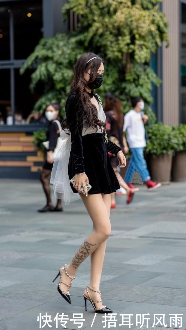 小姐姐穿黑色的修身打底衫,显得更富有优雅女人味了