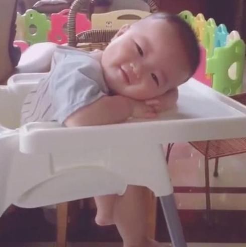 孩子|喂完娃妈妈抢时间吃饭,回头看到宝宝的眼神,宝妈:再累也值得