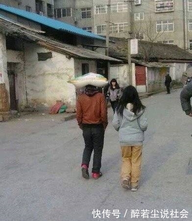 |搞笑图片幽默段子笑话：大哥你脖子会出问题的，这样不酸么？哈哈